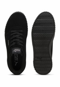 Schwarzer Puma Sneaker mit Schnürung, sichtbarem Puma-Logo auf der Zunge und Innensohle sowie gemustertem Gummiaußensohle, gezeigt von oben und unten.