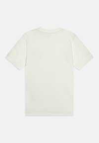T-shirt en coton blanc cassé avec des manches courtes. Encolure ras du cou classique avec une texture lisse et sans imprimés ni motifs visibles.