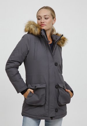 Grå isolert parka med hette i faux pelz, knappelukking, to frontlommer og teksturert overflate. Har et moderne og strukturert design.