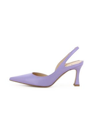 Fliederfarbener Slingback-Pumps mit spitz zulaufender Schuhspitze und geschwungenem, mittelhohem Stöckelabsatz vor weißem Hintergrund.