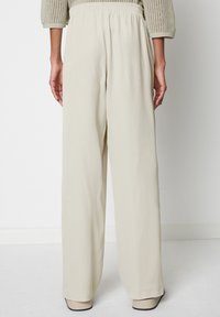 Marc O'Polo WEITE AUS LEICHT ELASTISCHER  - Trousers - stone grey