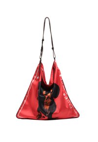 Czerwona satynowa torba w kształcie trójkąta, z czarną grafiką zwierzęcia, białymi akcentami i brązowymi regulowanymi paseczkami.