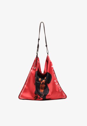 Bolsa de satén rojo con forma triangular, presenta un gráfico de animal negro, acentos blancos y correas ajustables marrones.
