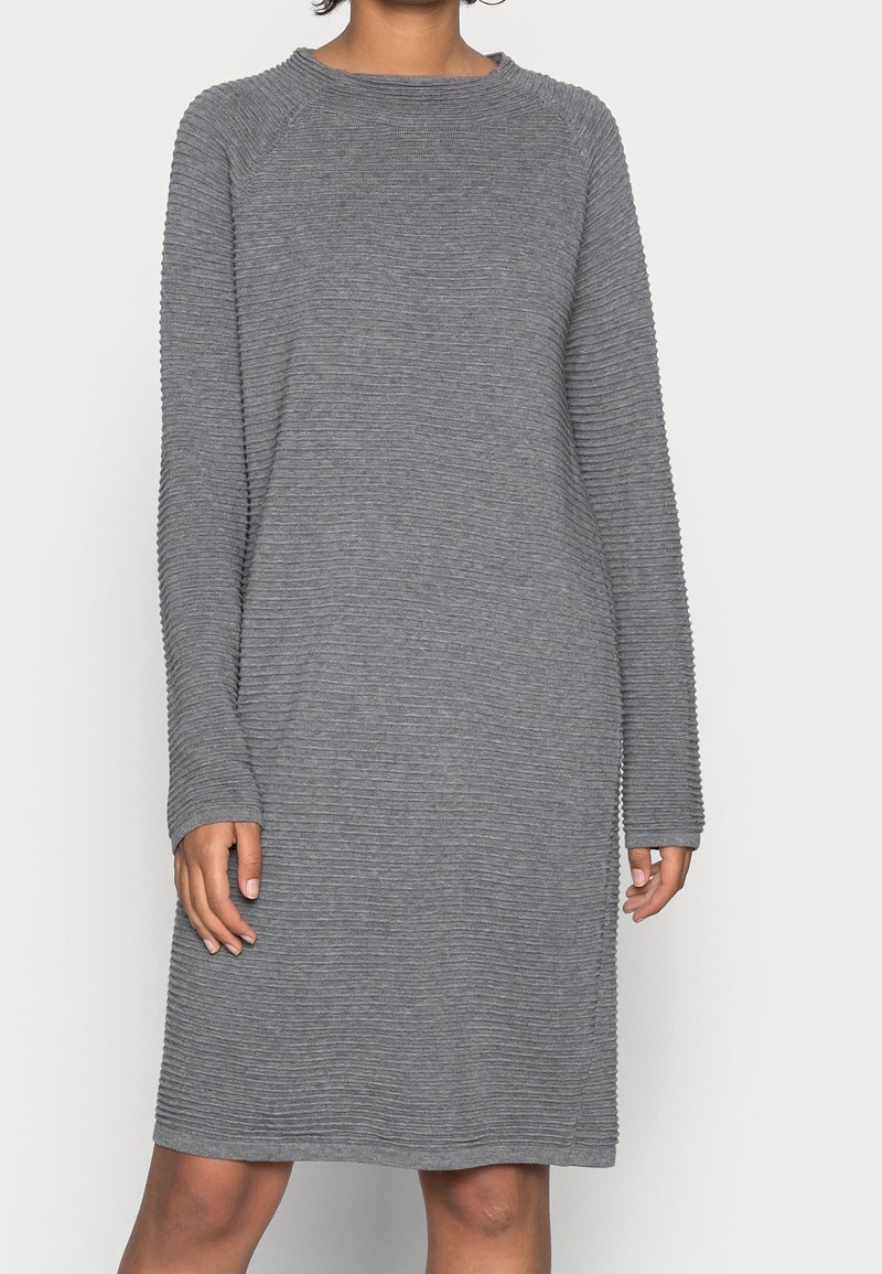 Robe grise en tricot avec une texture côtelée, manches longues et col rond. Coupe décontractée, longueur genoux, détails minimalistes.