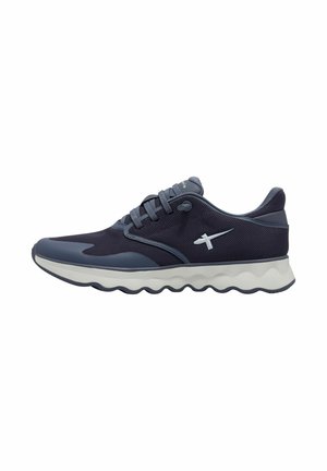 Scarpa da corsa navy con tomaia in mesh, accenti grigi a contrasto, lacci piatti e un'intersuola bianca ondulata per un maggiore ammortizzamento.