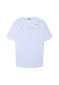T-shirt bianco a maniche corte con collo a giro e borchie decorative argentate disposte in un motivo a gradiente sulle spalle.