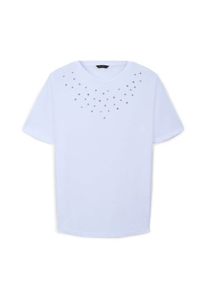 T-shirt bianco a maniche corte con collo a giro e borchie decorative argentate disposte in un motivo a gradiente sulle spalle.