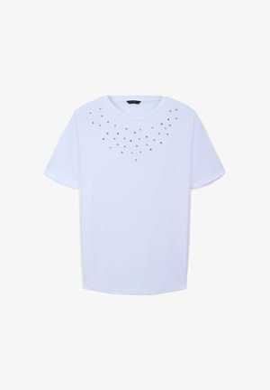 T-shirt bianco a maniche corte con collo a giro e borchie decorative argentate disposte in un motivo a gradiente sulle spalle.