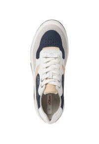 Sneaker con uno schema di colori blu navy, beige e bianco, caratterizzato da una tomaia testurizzata, punta arrotondata e chiusura con lacci.