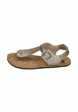 Flache Sandale mit Korksohle, metallisch silbernem Obermaterial und verstellbarem Riemen mit Schnalle. Texturiertes Leder mit minimalistischer Gestaltung.