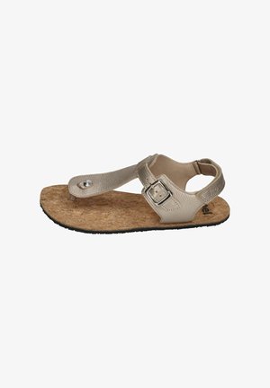 Flache Sandale mit Korksohle, metallisch silbernem Obermaterial und verstellbarem Riemen mit Schnalle. Texturiertes Leder mit minimalistischer Gestaltung.