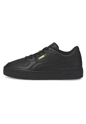 Baskets en cuir noir avec une surface texturée, un design à lacets et une semelle épaisse. Présente des logos dorés et des accents de rayures latérales.