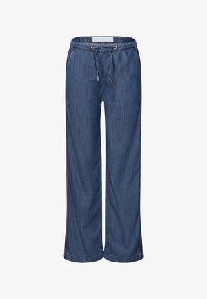 Jeans im weit geschnittenen Stil mit einem Kordelzugbund, ausgestattet mit roten Seitenstreifen. Der Stoff hat eine glatte Textur und eine dunkelblaue Farbe.