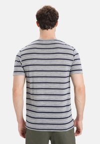 Szary i granatowy prążkowany T-shirt z krótkimi rękawami, okrągłym dekoltem i miękkim bawełnianym materiałem. Posiada prosty dół i luźny krój.