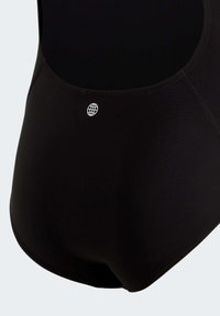 Bañador negro con escote redondeado, bordes sin costuras y un pequeño logo de globo en la parte posterior, confeccionado en un material suave y elástico.