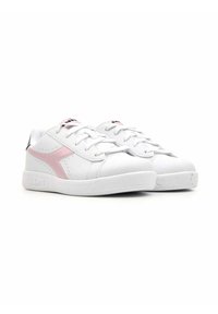 Sneakers bianchi con una finitura in pelle liscia, dettagli rosa sui lati e una robusta suola in gomma bianca. Design con lacci e dettagli perforati.