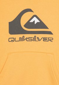 Gul hoodie med en framträdande grå och vit Quiksilver-logotyp, med en mjuk textur och en känguruficka fram.
