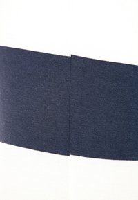 Randigt tyg med djärva marinblå och vita färger, med en mjuk textur och jämn horisontell banding, som visar en tydlig söm vid mitten.