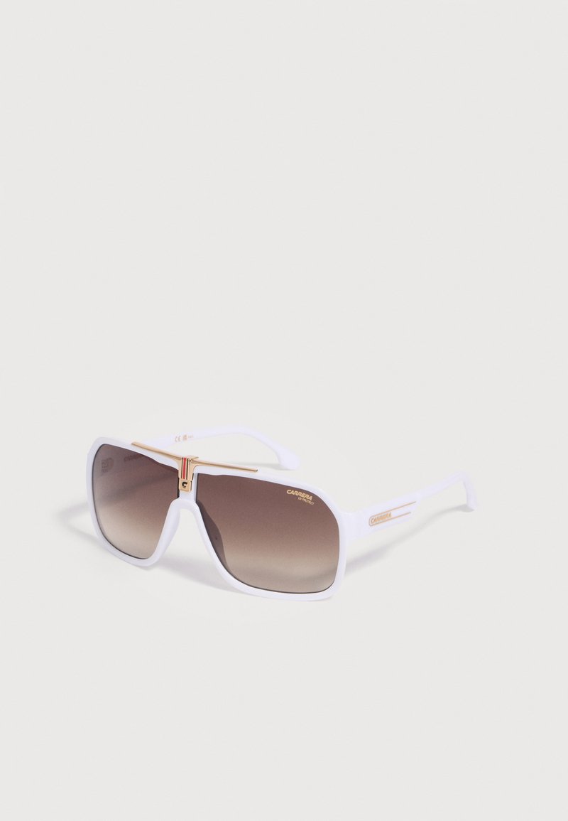 Lunettes de soleil Carrera à monture blanche avec des verres dégradés marron et des accents dorés sur le pont et les branches, inclinées sur une surface blanche.