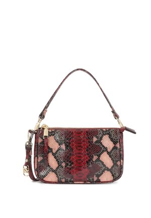 Petit sac à main avec motif peau de serpent rouge et rose, fermeture éclair dorée, poignée courte et bandoulière amovible sur fond blanc.