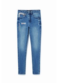 Hubené modré džínové kalhoty s dekorativní výšivkou na předních kapsách a stranách, s pěti funkčními kapsami a zapínáním na knoflík.