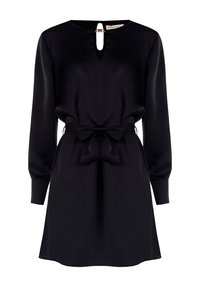 Abito in satin nero con maniche lunghe, scollatura a chiave e cintura annodata in vita. Texture liscia e lunghezza sopra il ginocchio.