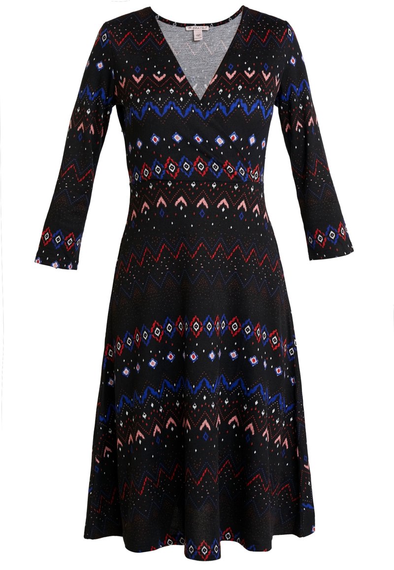 Robe noire à manches trois-quarts, col en V, avec un motif géométrique en rouge, bleu et blanc. Ourlet évasé, fabriquée en tissu extensible.