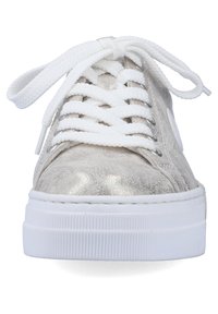 Baskets en métal argenté avec semelle en caoutchouc blanche, surface texturée et lacets blancs. Présente un bout rond et un design à lacets avec œillets.