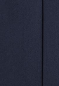 Marineblaues Gewebe mit einer glatten Textur, das diagonale Linien und einen leichten Glanz aufweist. Das Material wirkt strapazierfähig und fest gewebt.