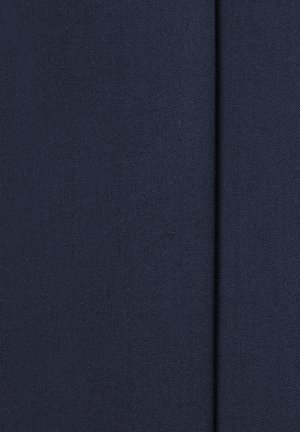 Marineblaues Gewebe mit einer glatten Textur, das diagonale Linien und einen leichten Glanz aufweist. Das Material wirkt strapazierfähig und fest gewebt.