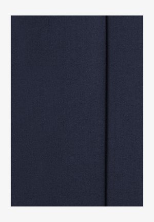 Marineblauwe stof met een gladde textuur, die diagonale lijnen en een lichte glans vertoont. Het materiaal lijkt duurzaam en strak geweven.