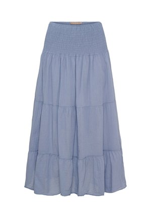 Lyseblå lagdelt maxinederdel med smocket talje og flydende stof.