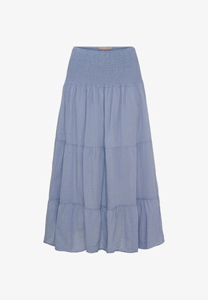 Lyseblå lagdelt maxinederdel med smocket talje og flydende stof.