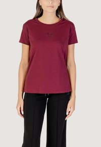 T-shirt in cotone borgogna con maniche corte, caratterizzato da un sottile design "AK" con accenti luccicanti centrato sul petto. Taglio semplice e classico.