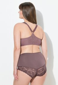 BH en hooggesneden underbroek set in mauve. BH heeft een kanten achterkant; de onderbroek heeft een kanten rand aan de zoom. Glad materiaal overal.