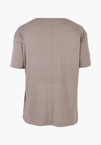 T-shirt à manches courtes de couleur marron clair avec une couture verticale centrale, vu de dos sur un fond blanc uni.