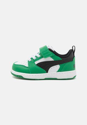 Sneaker verdi e bianche con accenti neri, dotate di una tomaia in pelle testurizzata, chiusura con lacci e velcro, e suola in gomma.