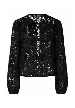 Melna mežģīņu blūze ar gariem piedurknēm, ziedu rakstiem un melnām satīna lokām priekšpusē; teksturēta ar caurspīdīgu, sarežģītu dizainu.