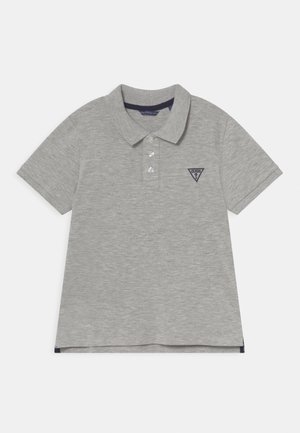 Jasnoszara koszulka polo z krótkim rękawem, trzema guzikami i małym ciemnym trójkątnym logo na lewej piersi.