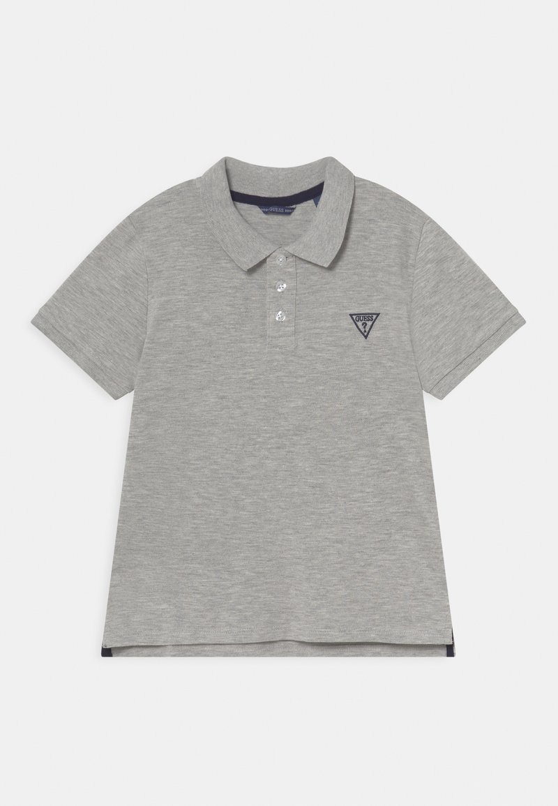 Polo gris clair à manches courtes avec trois boutons et un petit logo triangulaire sombre sur la poitrine gauche.