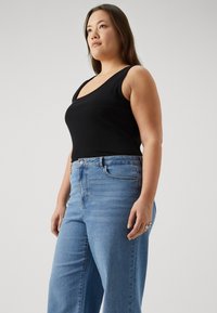 Vero Moda Curve VMKATHY LOOSE WIDE FOLD DOWN - Pernera ancha - light blue denim