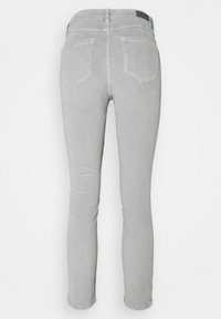 Jean slim gris clair vu de dos avec deux poches arrière et un patch de marque noir sur la ceinture.