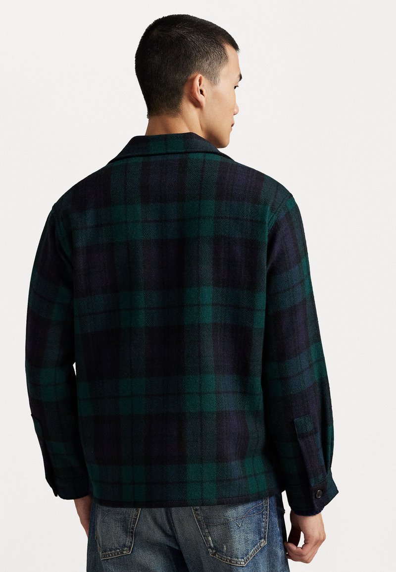 Grøn og marineblå ternet skjorte, lavet af blødt stof, med krave, knapbare manchetter og en afslappet pasform, med en børstet tekstur og ternet mønster.