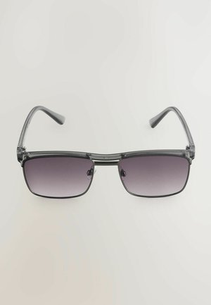 Lunettes de soleil en plastique gris avec des montures rectangulaires, des verres dégradés sombres, des branches fines et des accents en métal sur les côtés de la monture.