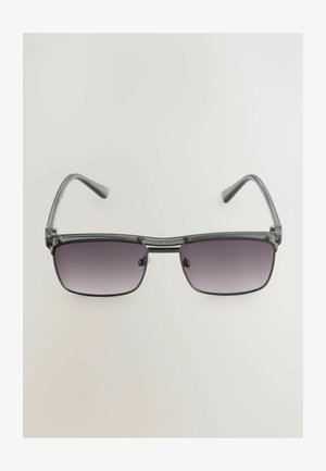 Sive plastične sunčane naočale s pravokutnim okvirom, tamnim gradijentnim staklima, tankim ručkama i metalnim dodacima na stranama okvira.