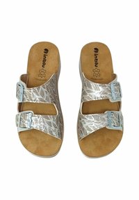 Due sandali metallici argento con motivi a foglia, dotati di cinturini regolabili con fibbia, una soletta in sughero sagomata e una suola piatta antiscivolo.