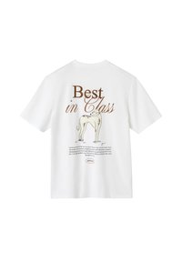 T-shirt blanc ornée d'un graphique brun représentant un chien et du texte « Meilleur de sa catégorie » au dos. Fabriqué en tissu en coton doux.