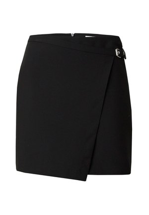 Zwarte wikkelrok gemaakt van gladde stof, met een zijrits en een gespsaccent, met een rechte snit en zonder patronen.