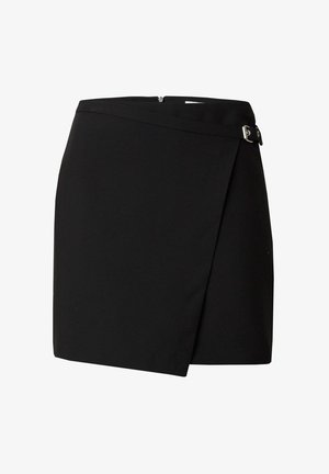 Zwarte wikkelrok gemaakt van gladde stof, met een zijrits en een gespsaccent, met een rechte snit en zonder patronen.