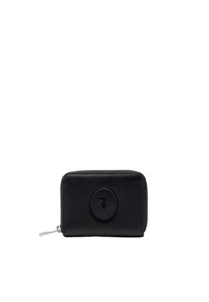 Portefeuille zippé en cuir noir avec un logo en relief circulaire à l'avant et tirette en argent, présenté sur fond blanc.